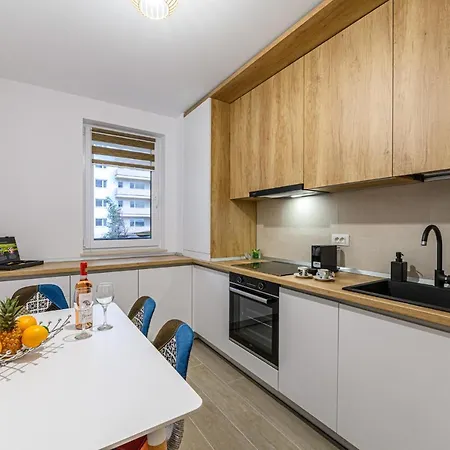 Lara's * Μπρασόβ